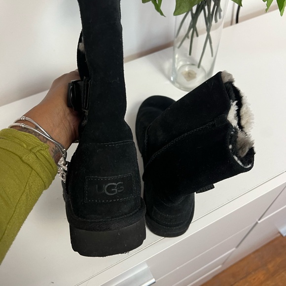 UGGS - Picture 5 of 6
